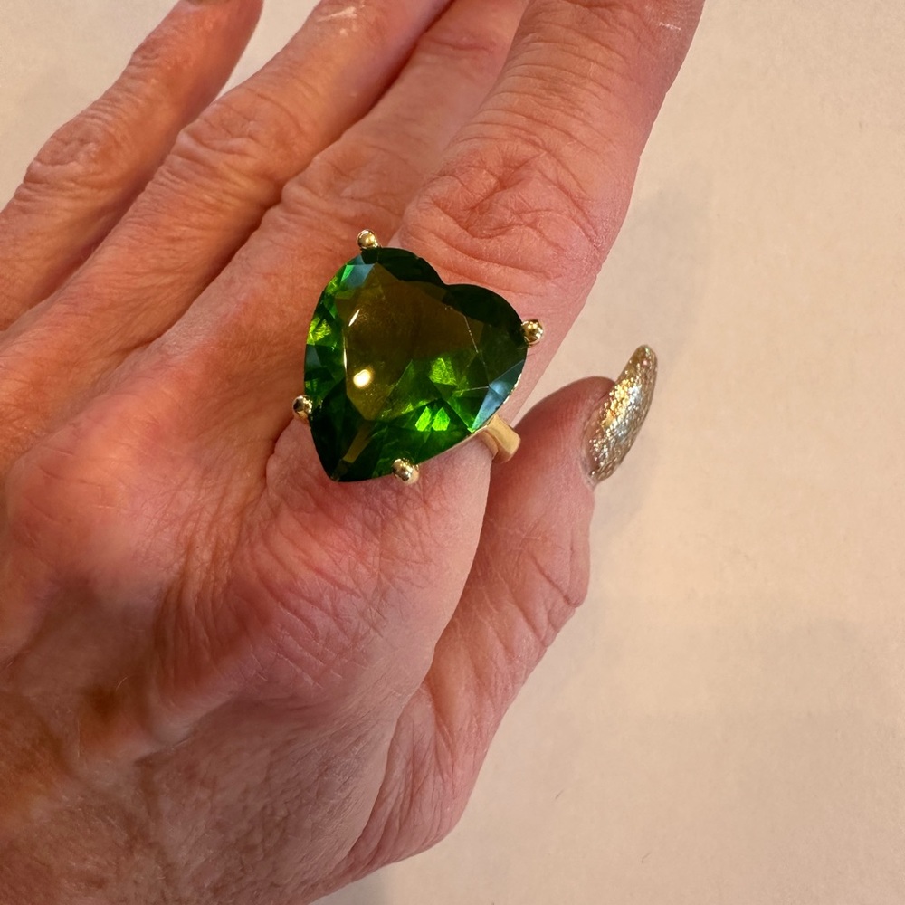 nOir. 💚
gorgeous green heart shaped lab created gemstone ring. Eco friendly